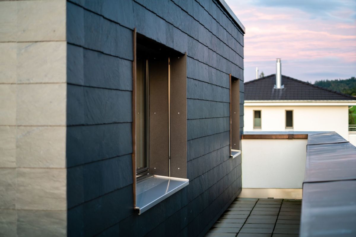 Dachterrasse mit dunkler Fassadenverkleidung