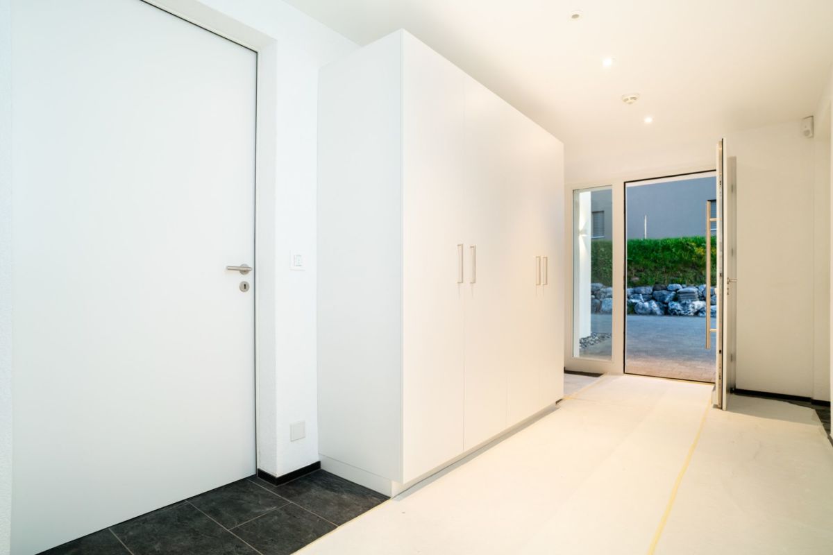 Heller Eingangsbereich mit Einbauschrank