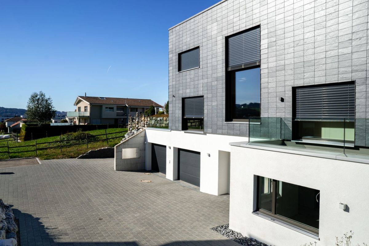 Moderne Außenansicht mit Einfahrt und Terrasse