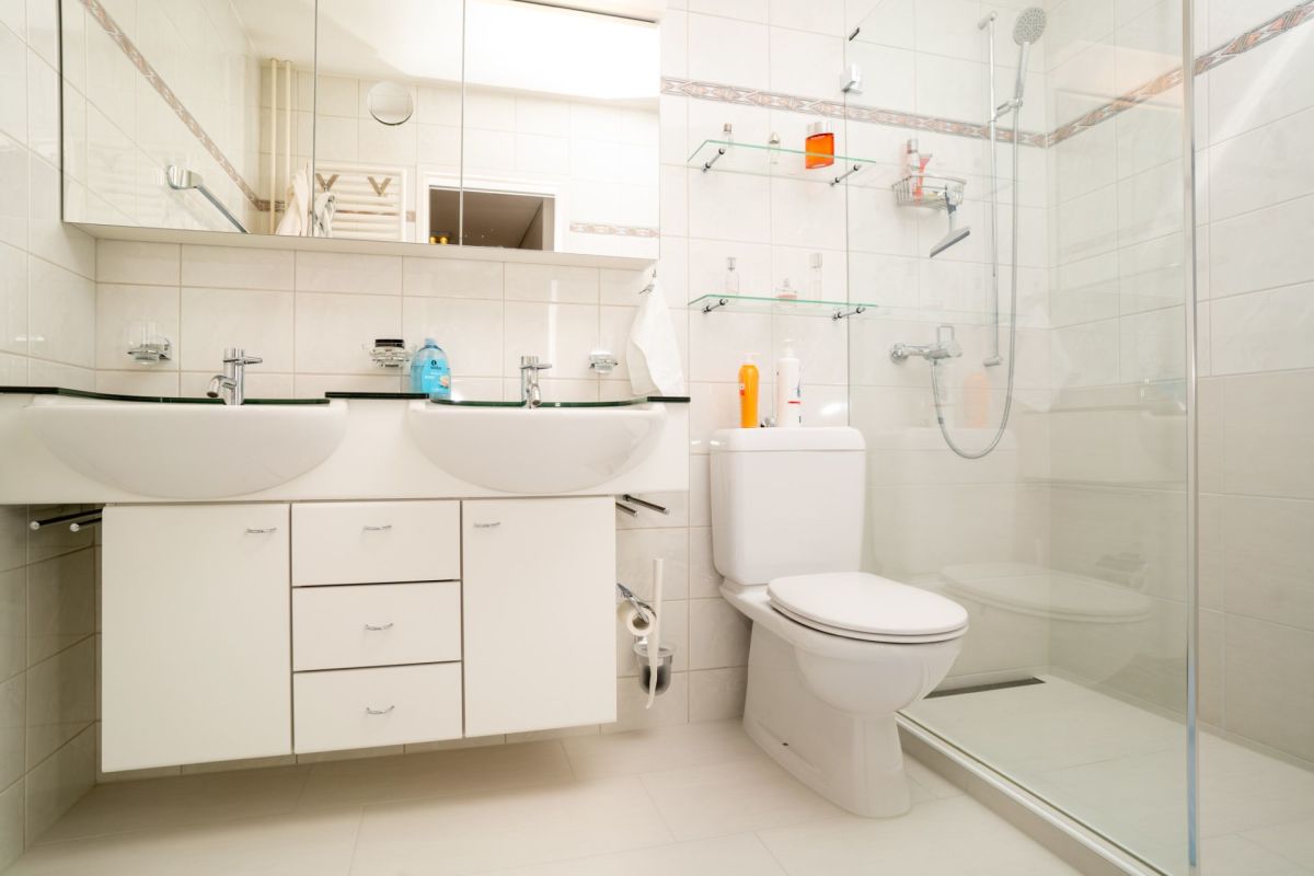 Modernes Badezimmer mit Doppelwaschbecken und Glasdusche