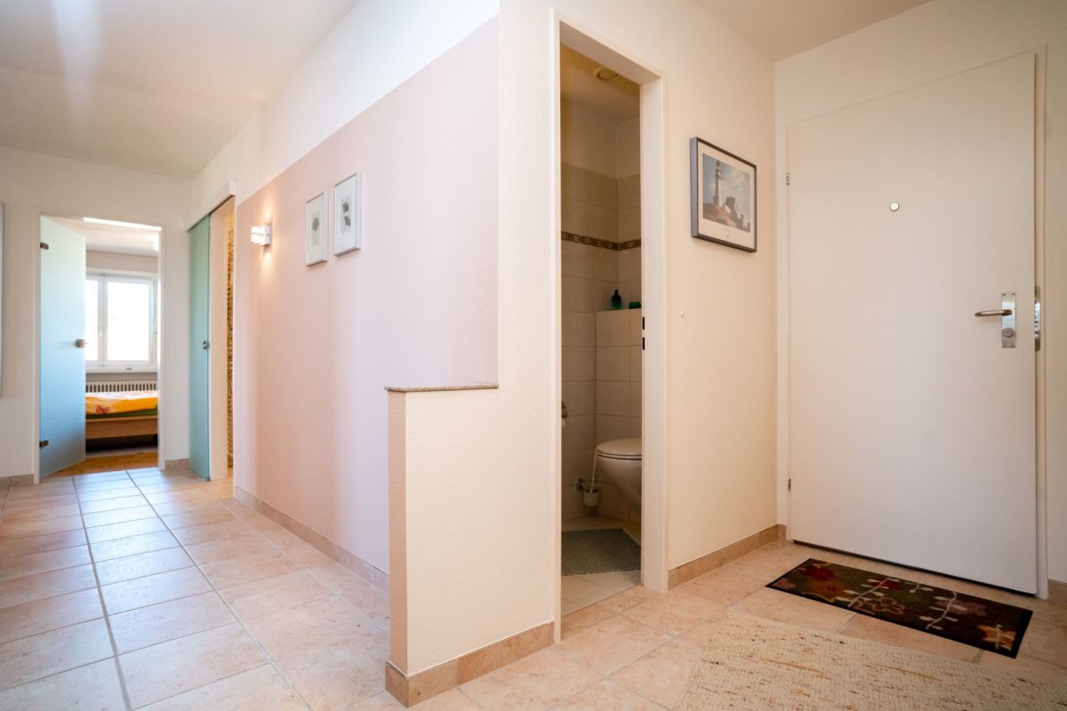 Heller Flur mit Blick ins Schlafzimmer und Gäste-WC