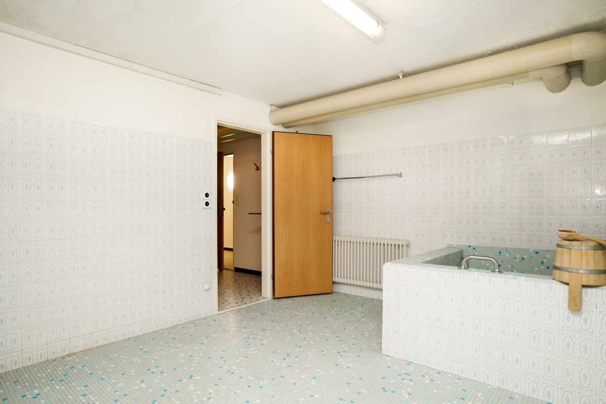 Innenraum mit Becken und Fliesenboden
