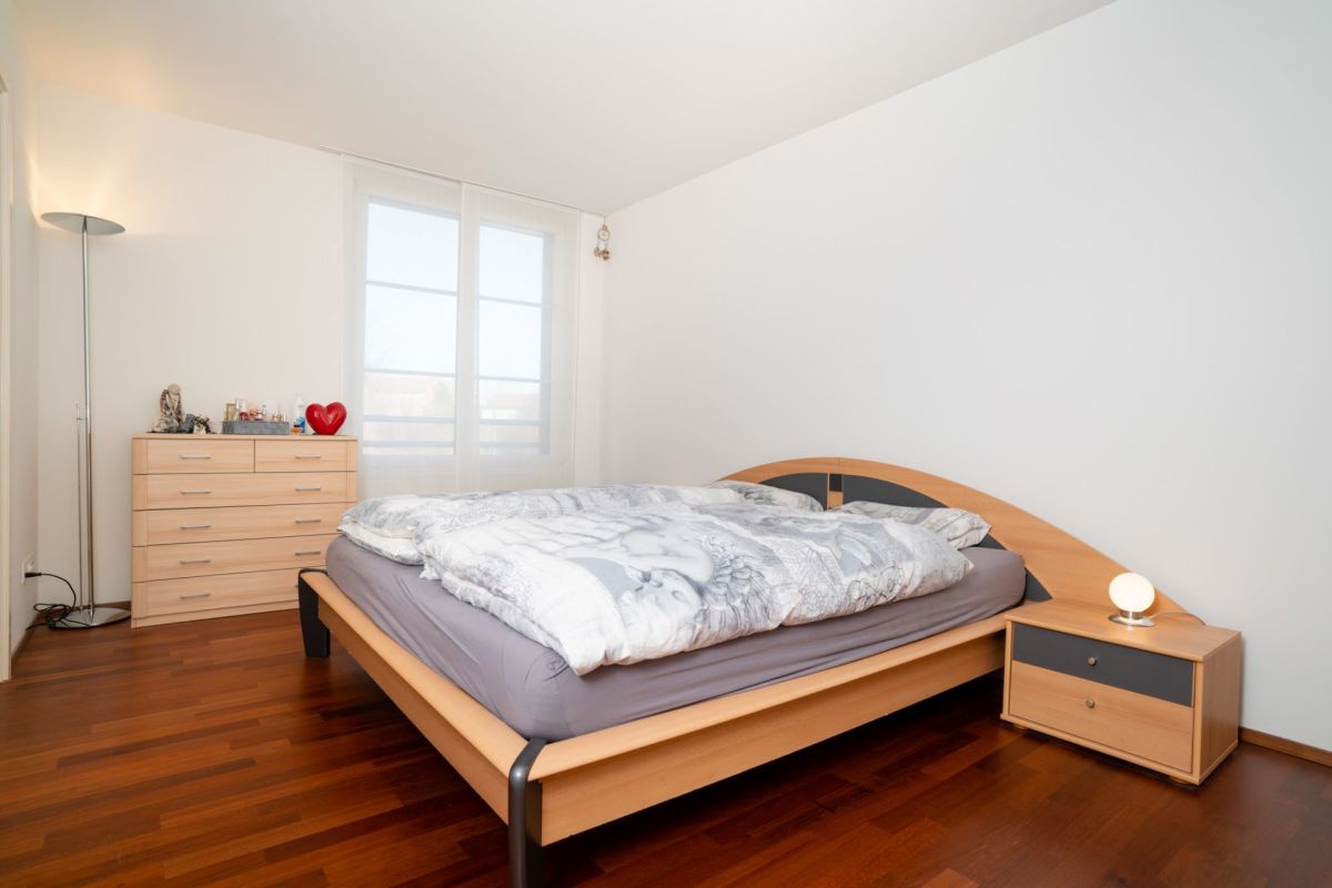Helles Schlafzimmer mit Holzmöbeln