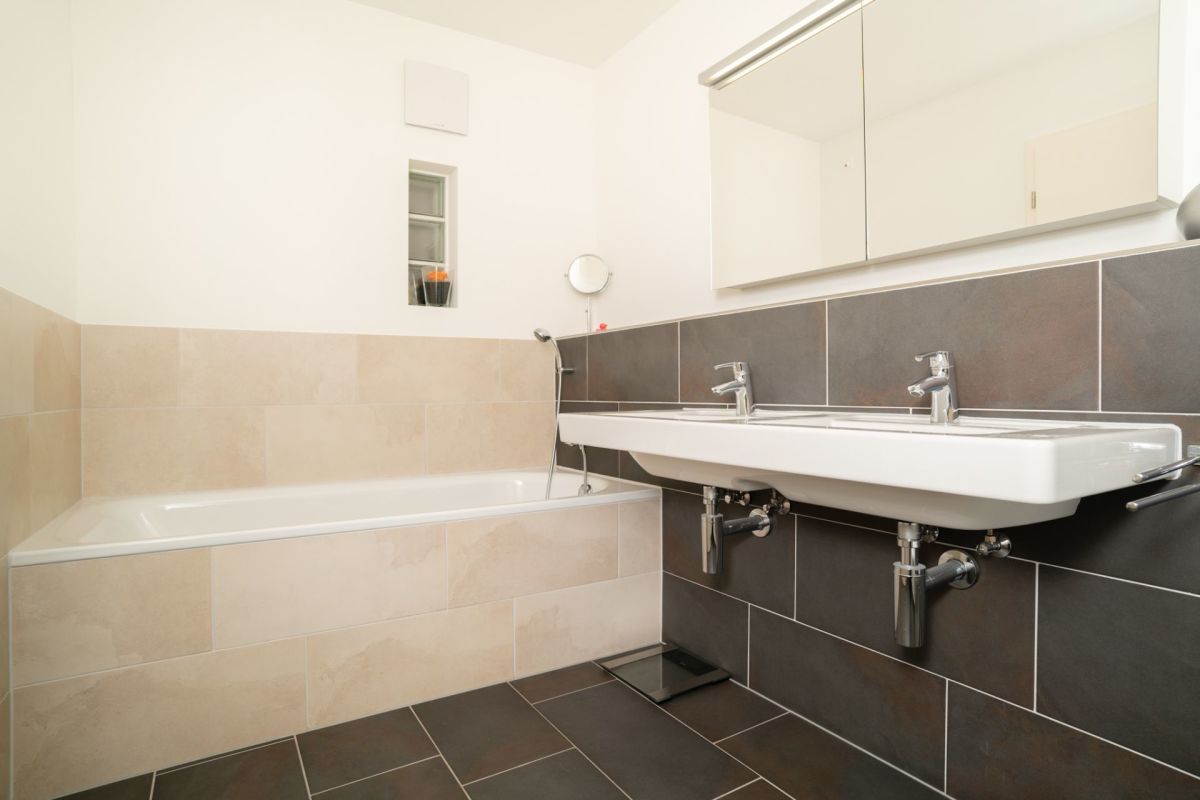 Modernes Badezimmer mit Doppelwaschtisch und Badewanne