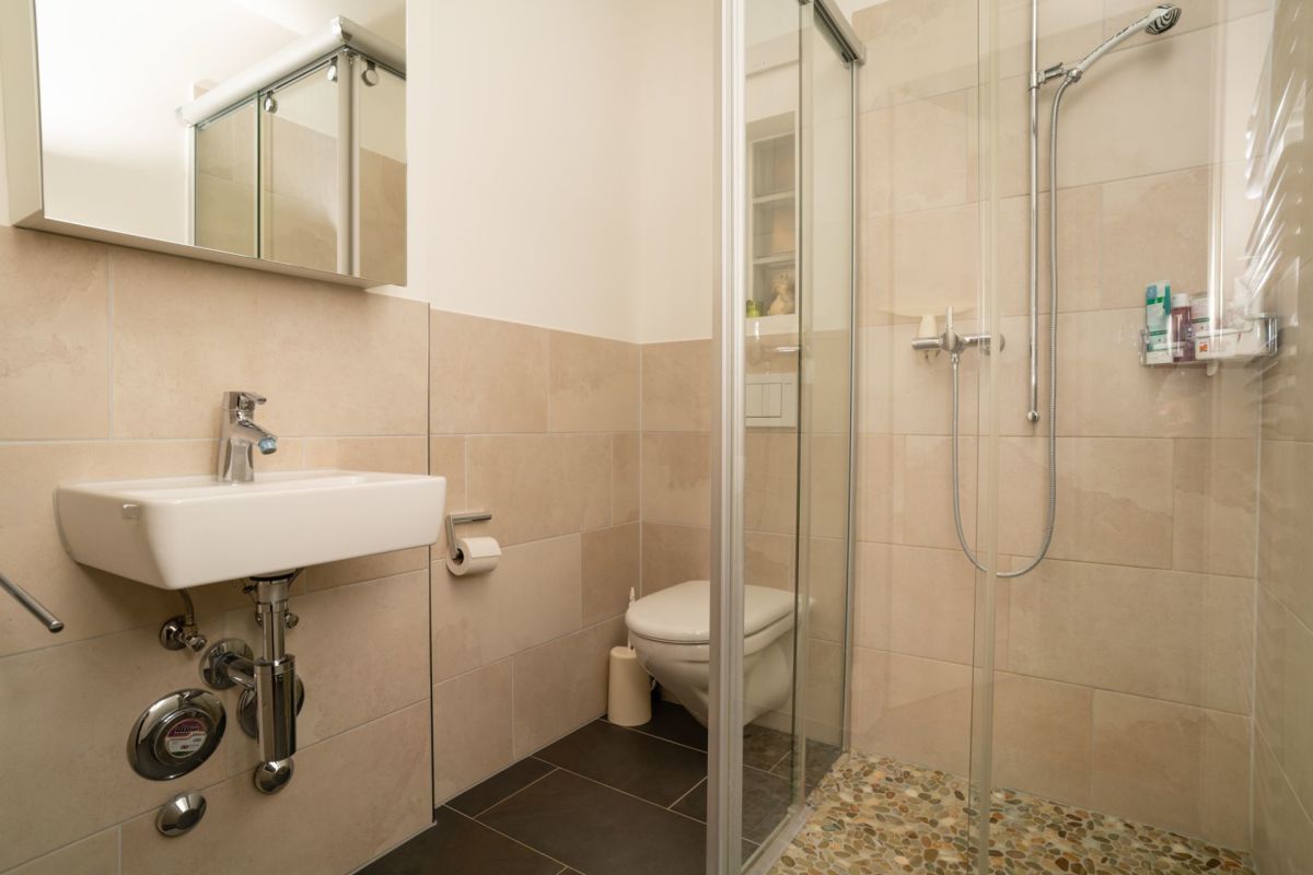 Modernes Badezimmer mit Glasdusche