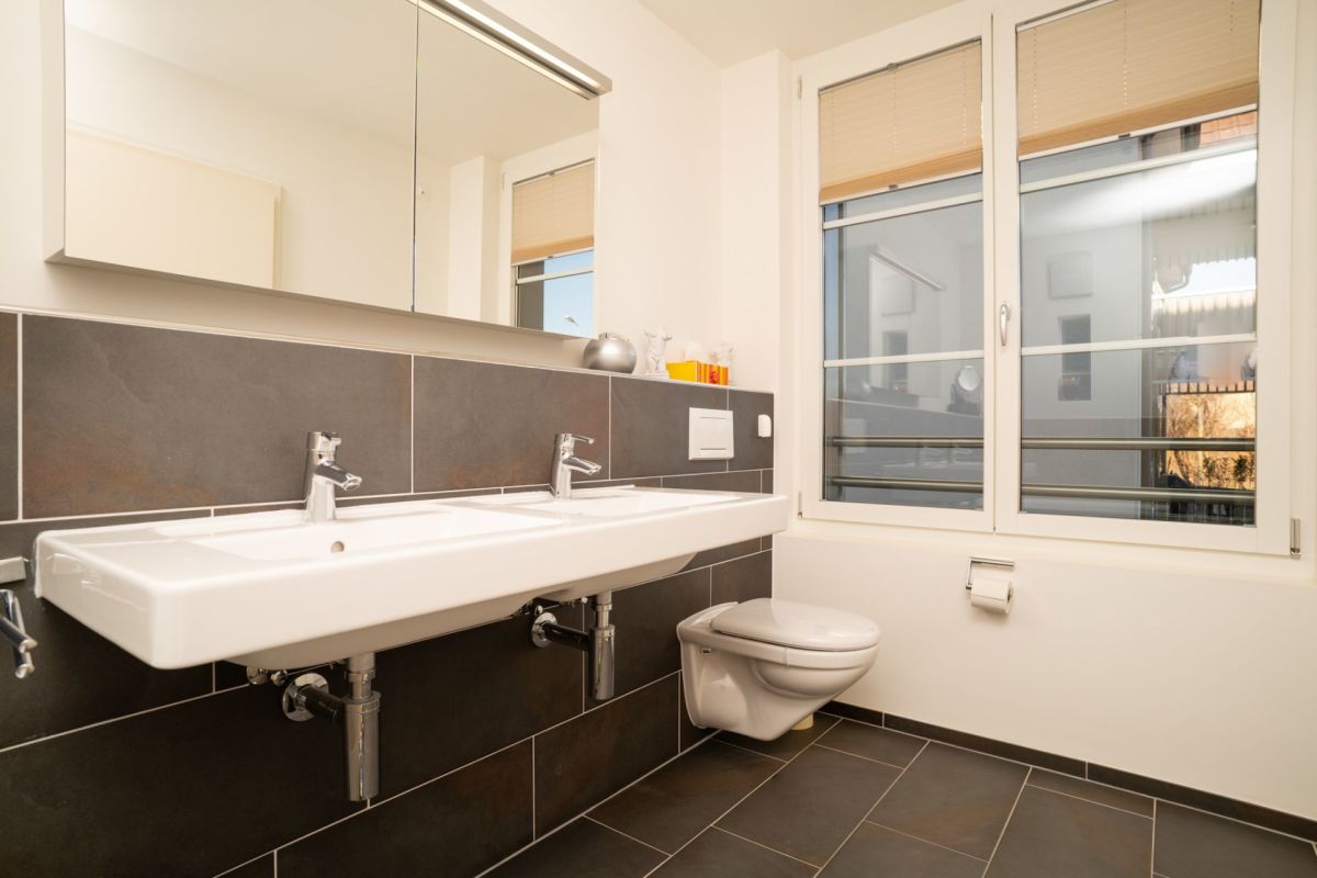 Modernes Bad mit Doppelwaschtisch und WC
