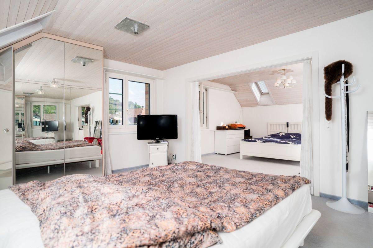 Helles Schlafzimmer mit angrenzendem Ankleidebereich