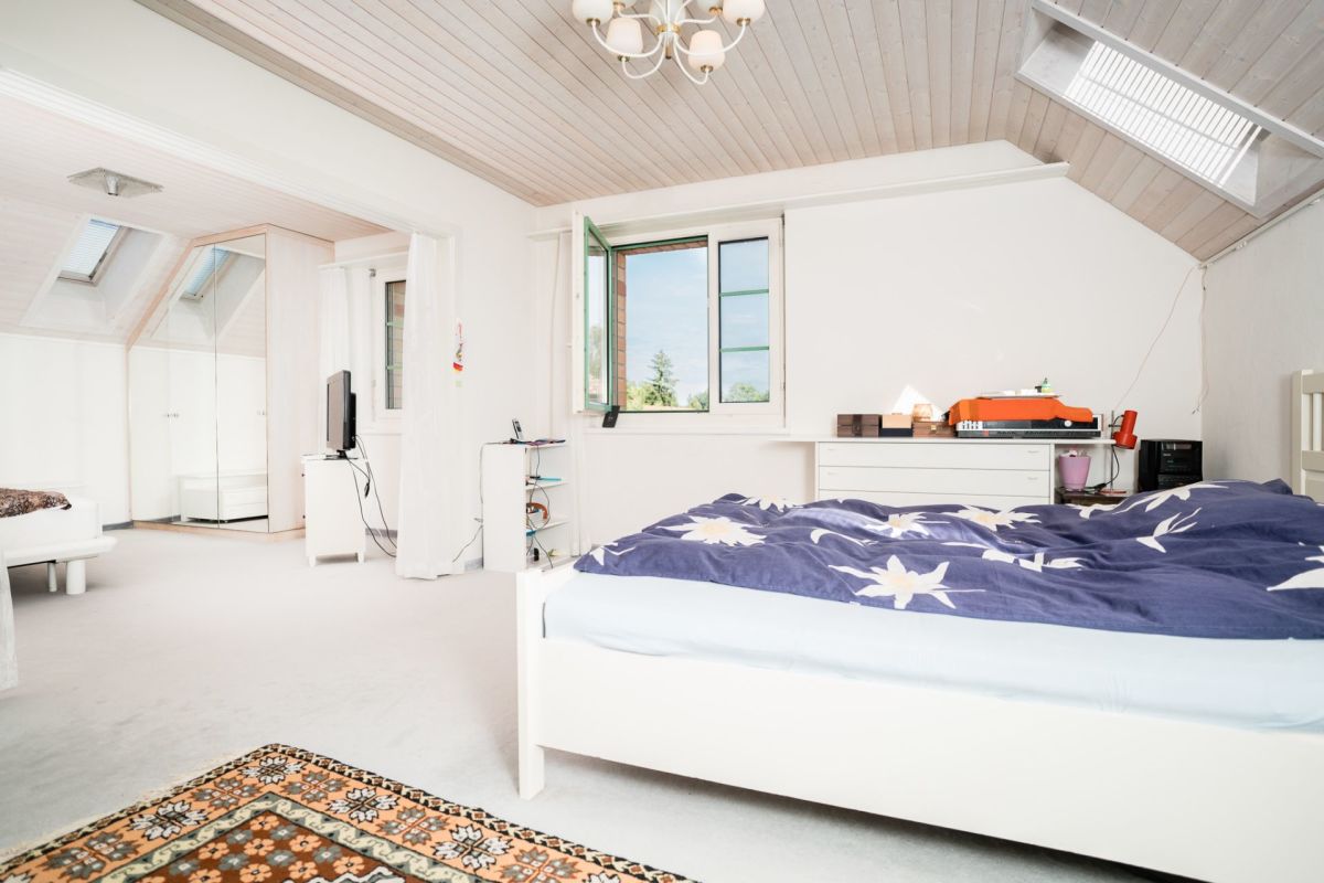 Helles Schlafzimmer im Dachgeschoss