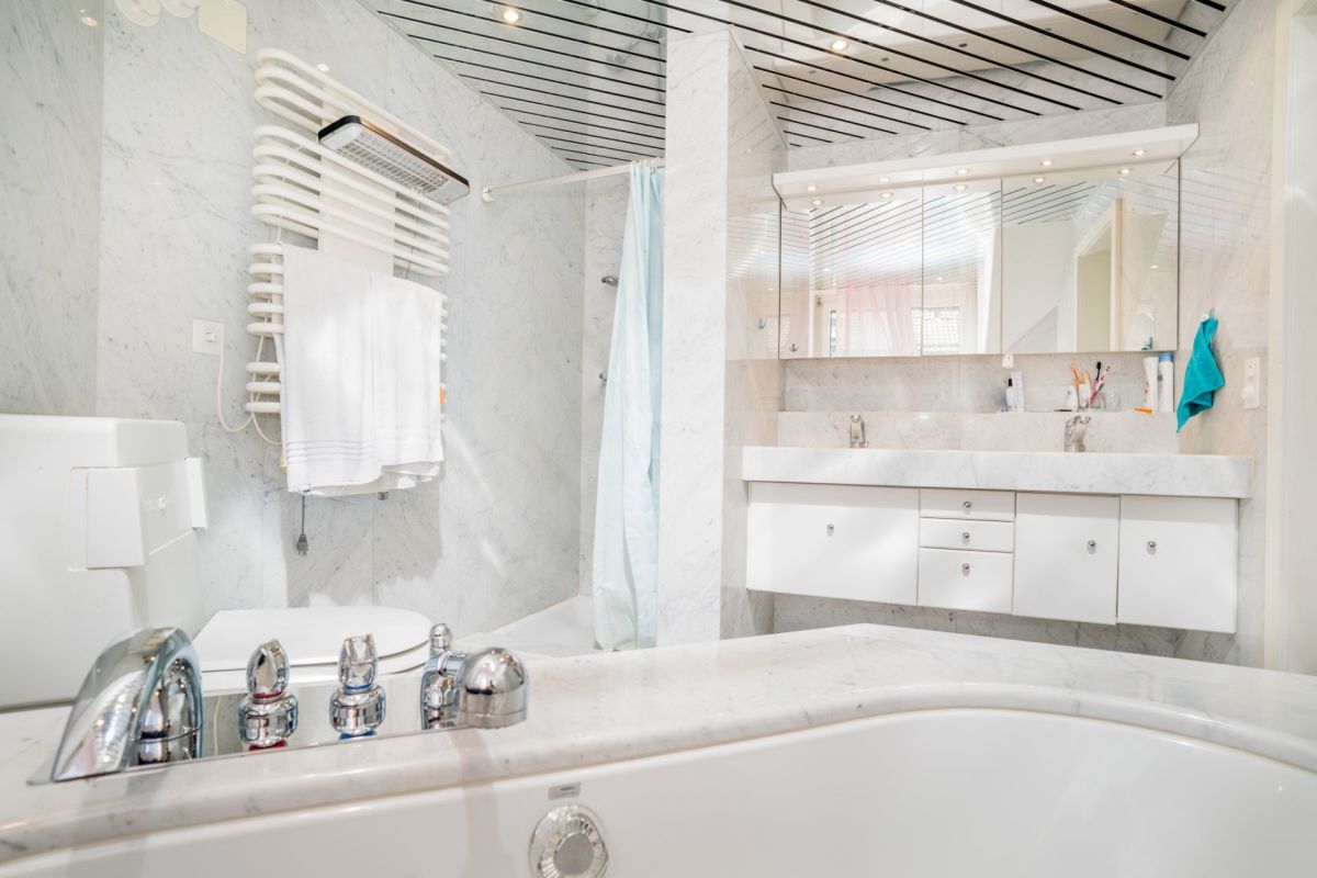 Modernes Badezimmer mit Marmordekor