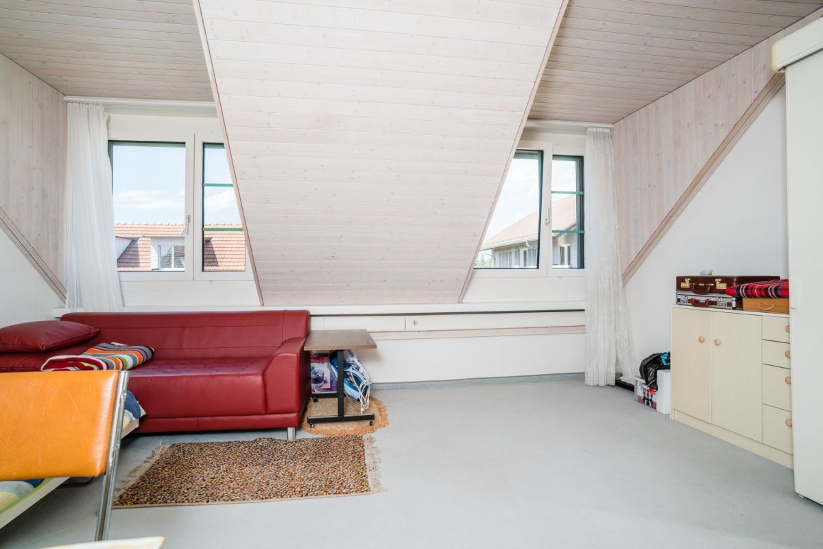Dachgeschosszimmer mit Dachschrägen