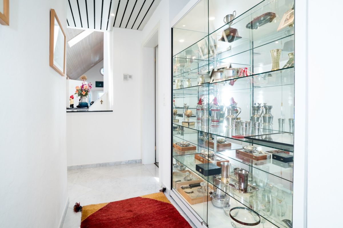 Heller Flur mit Vitrine