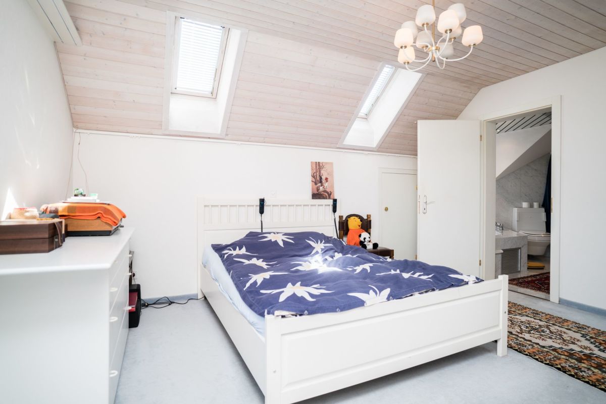 Helles Schlafzimmer im Dachgeschoss