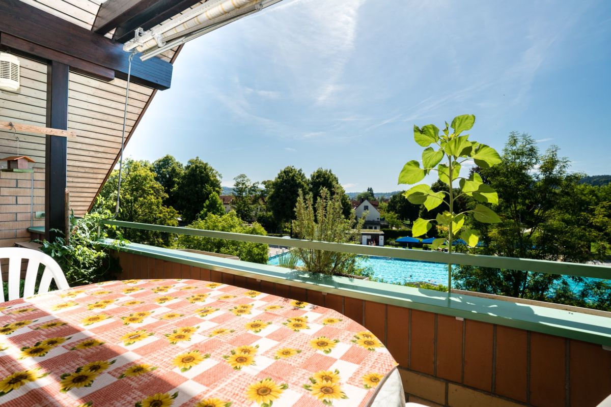 Balkon mit Poolblick