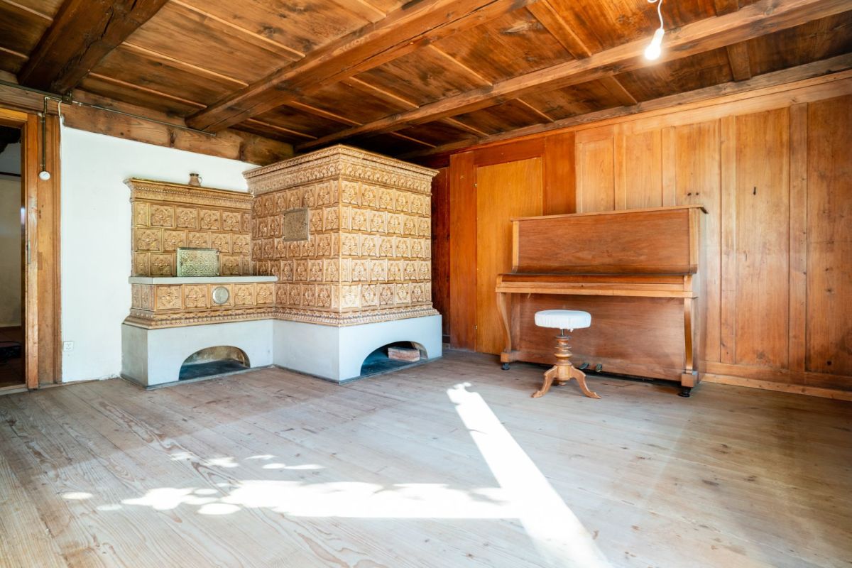 Historischer Raum mit Holzdecke und Kachelofen