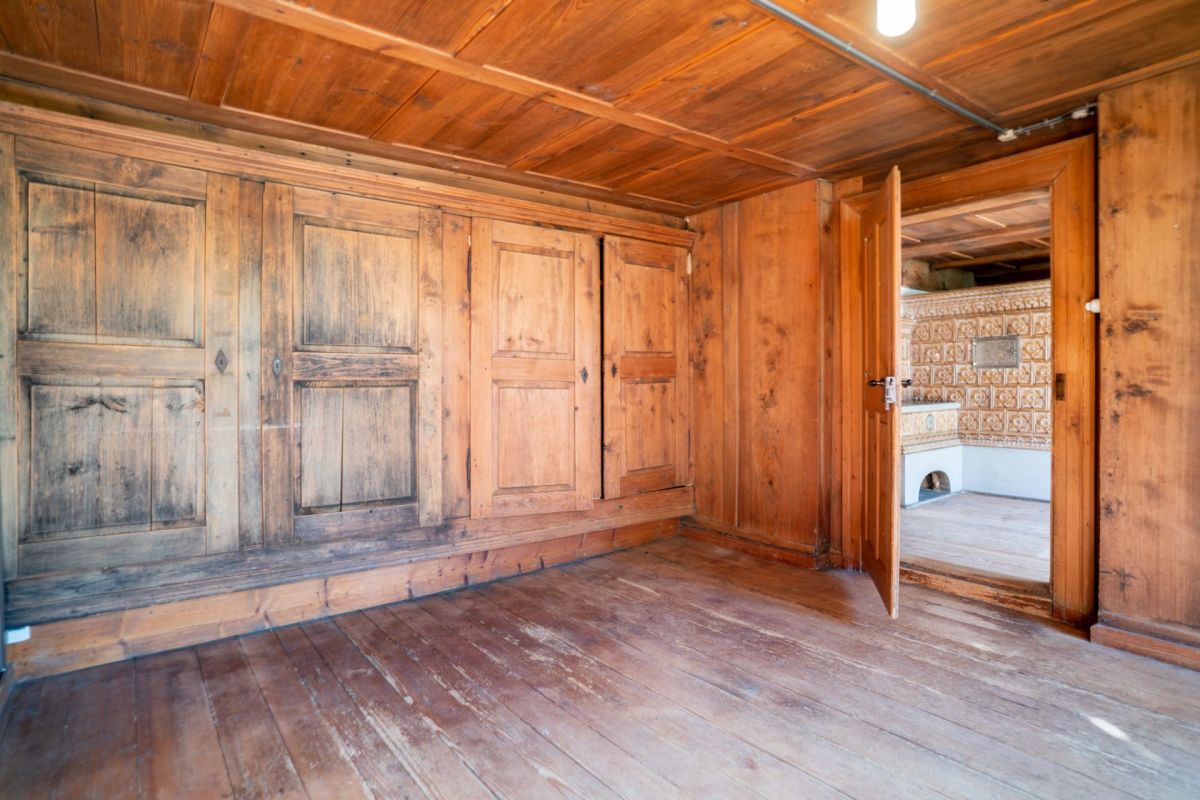 Rustikales Holzinterieur mit geöffneter Tür