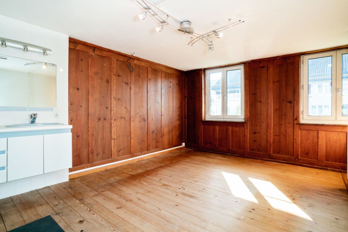 Holzvertäfelter Raum mit Tageslicht