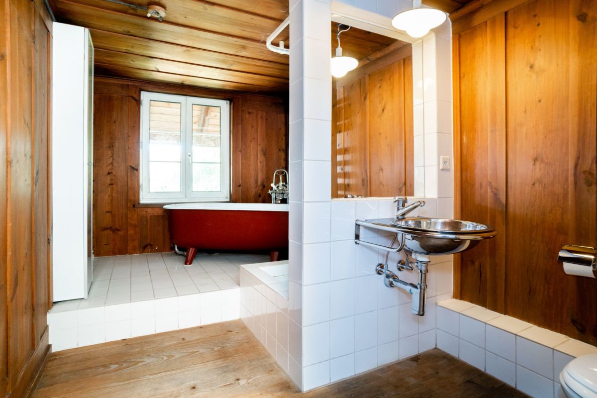 Rustikales Badezimmer mit Holzverkleidung