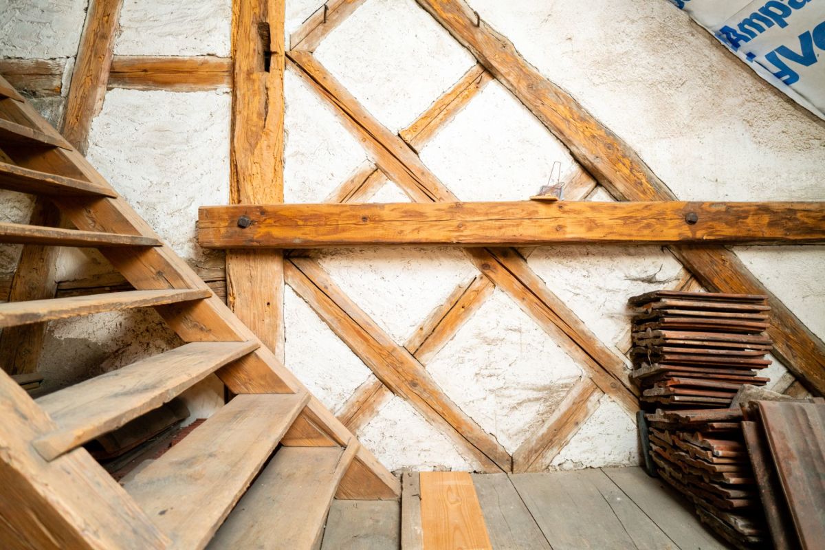 Dachboden mit Holzstützen
