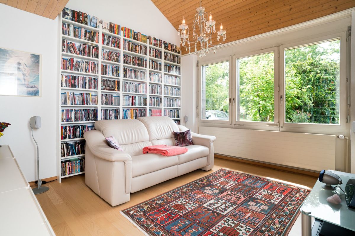 Helles Wohnzimmer mit Bücherwand und Sofa