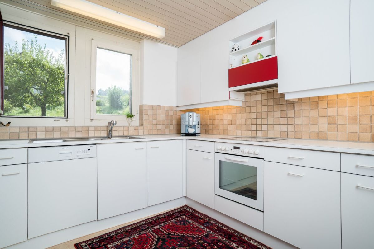 Helle Küche mit weißen Fronten