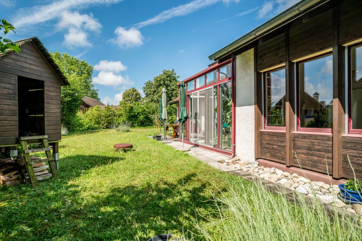 Garten und Haus mit Wintergarten