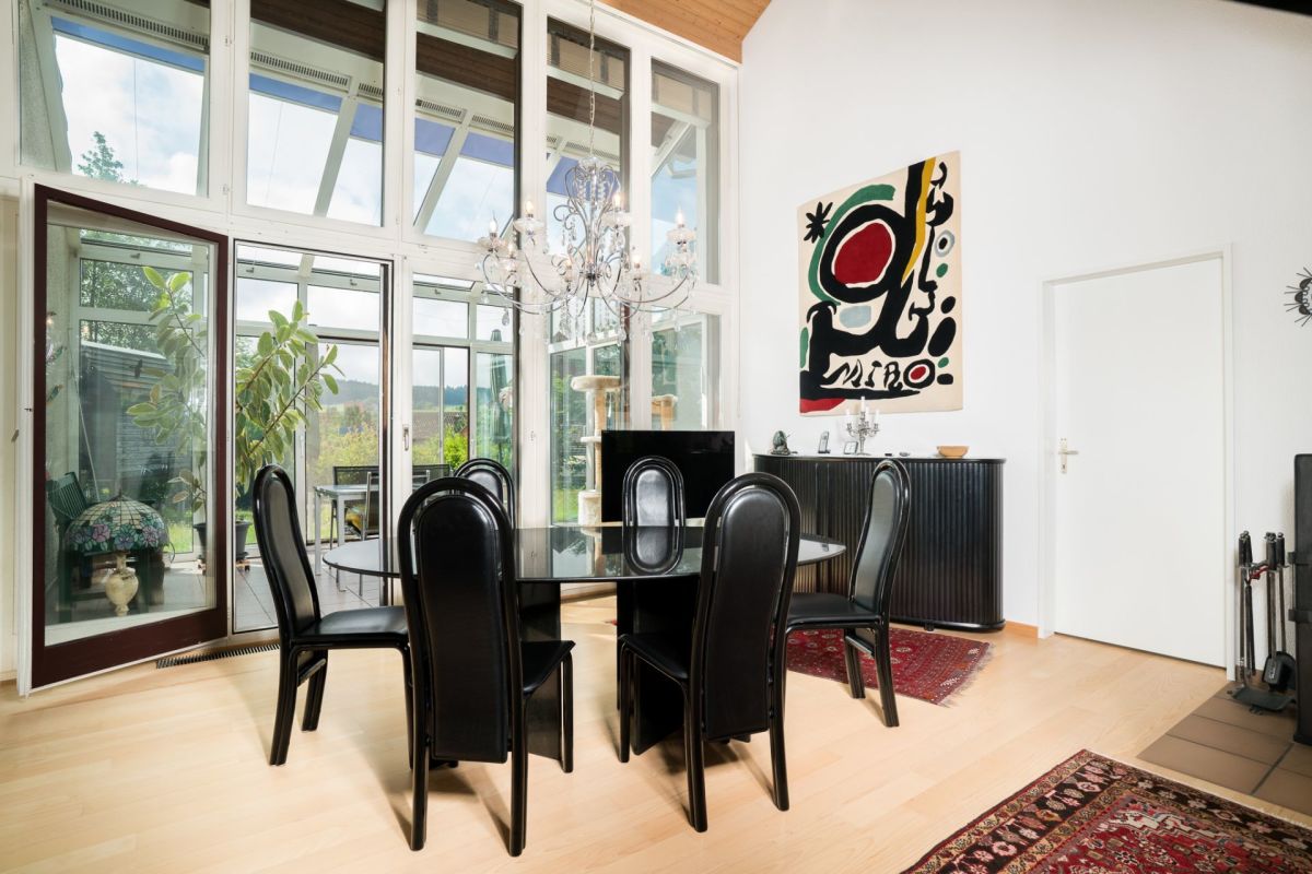 Esszimmer mit hoher Verglasung und Galerie