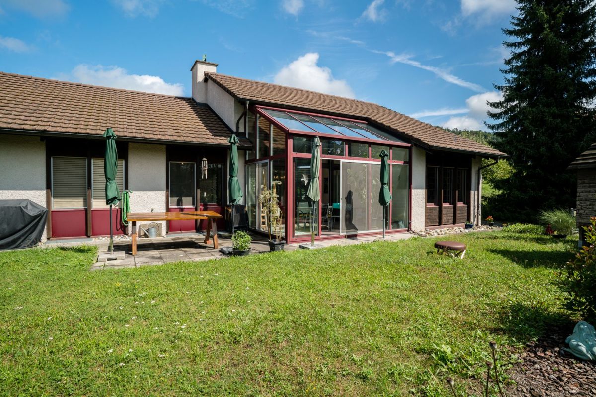 Wohnhaus mit Wintergarten und Garten
