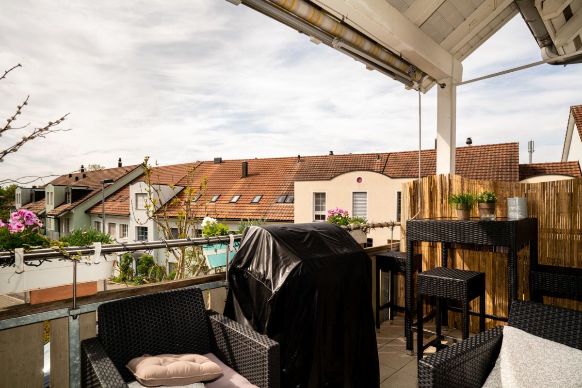 Balkon mit Sitzgruppe und Grill