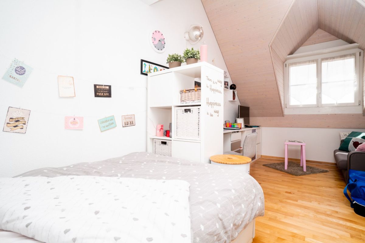 Ausgebautes Dachgeschoss-Schlafzimmer mit Arbeitsbereich