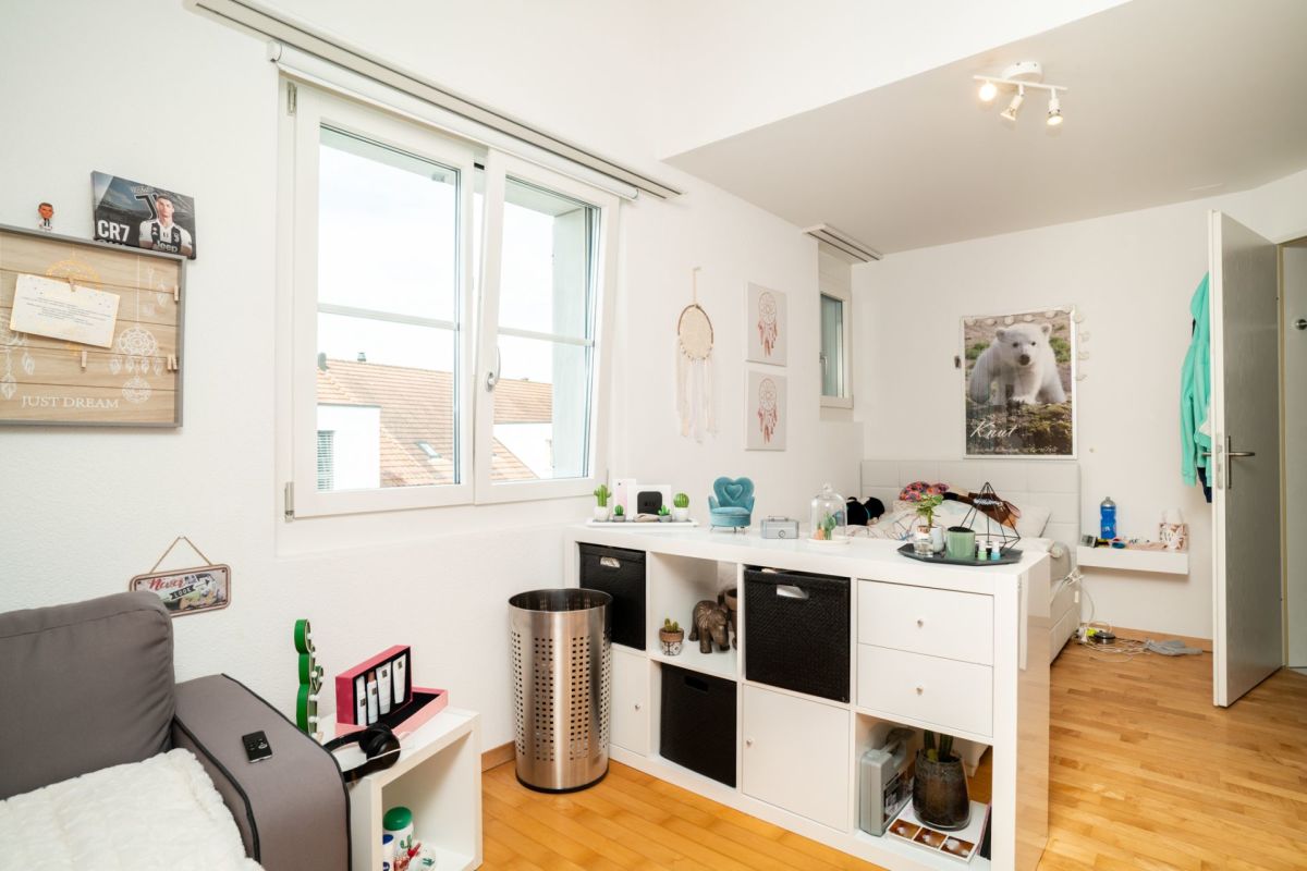 Heller Schlaf- bzw. Wohnraum mit Fensterfront und viel Stauraum
