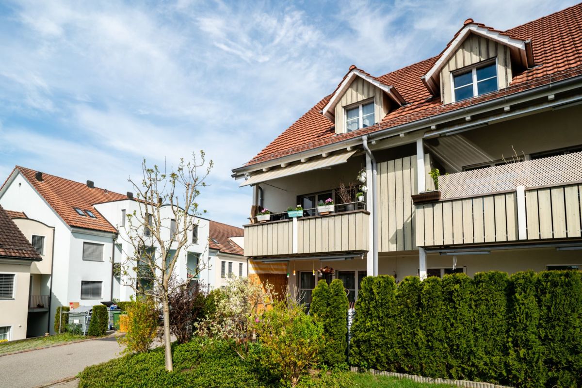Mehrfamilienhaus mit Satteldach und Balkonen