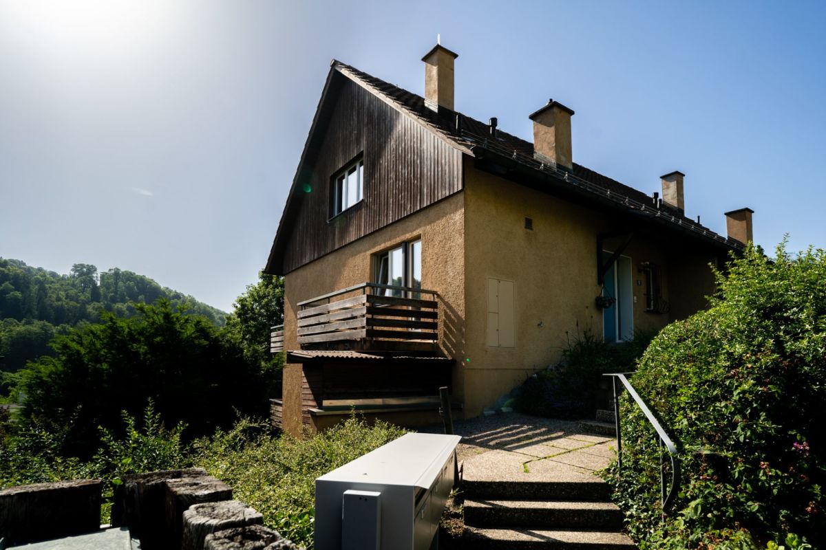 Dachgeschossiges Haus mit Balkon im Grünen