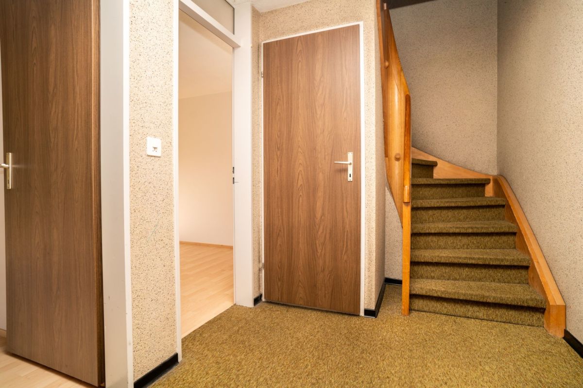 Treppenhaus mit Türen und Teppichboden