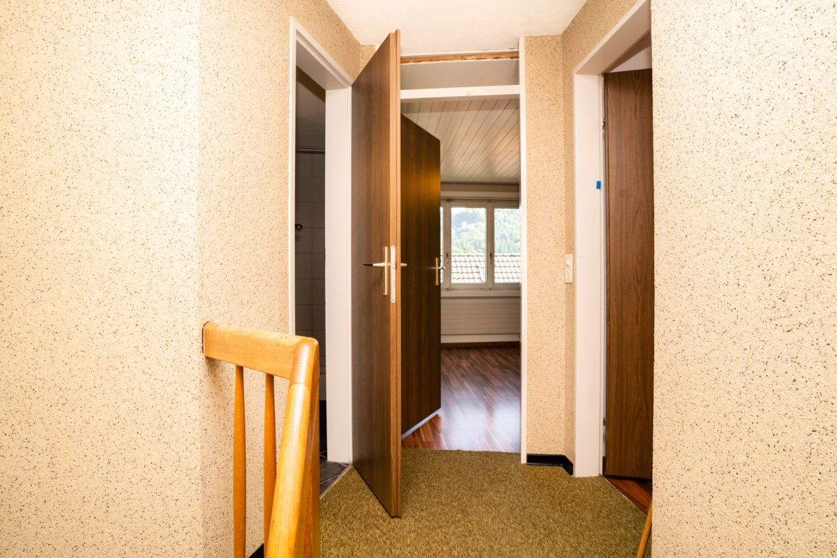 Treppenhausflur mit offenen Türen