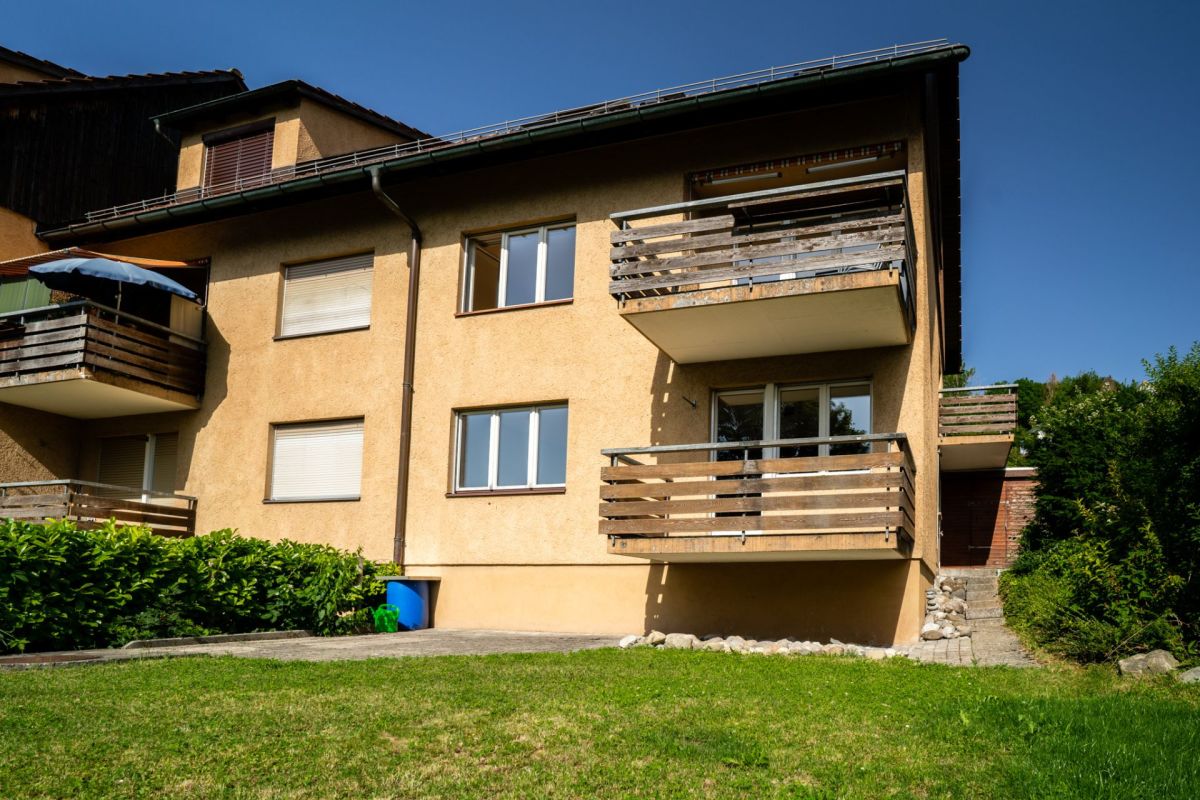 Mehrfamilienhaus mit Balkonen und Garten