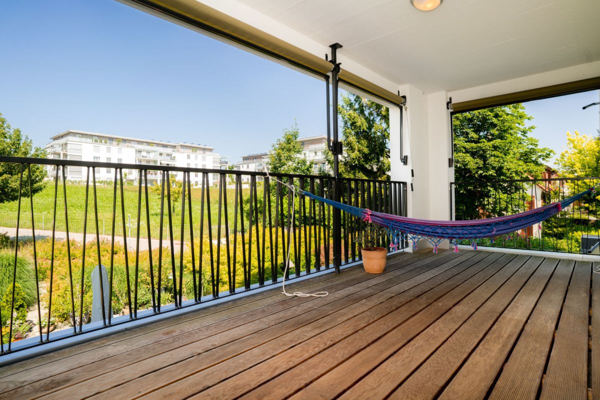 Überdachter Balkon mit Hängematte