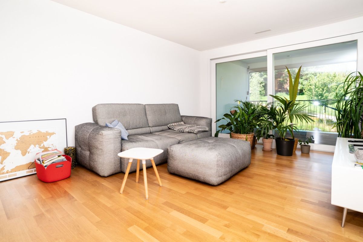 Helles Wohnzimmer mit Balkonblick