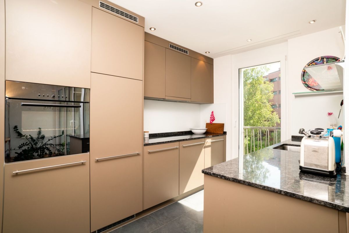 Moderne Küche mit Fenster zum Grünen