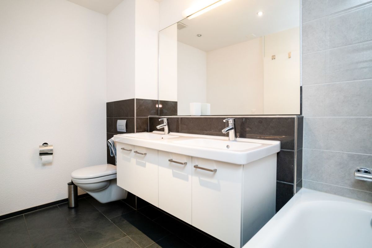 Modernes Badezimmer mit Doppelwaschbecken und Badewanne