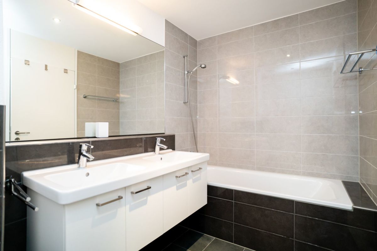 Modernes Badezimmer mit Wanne und Doppelwaschbecken