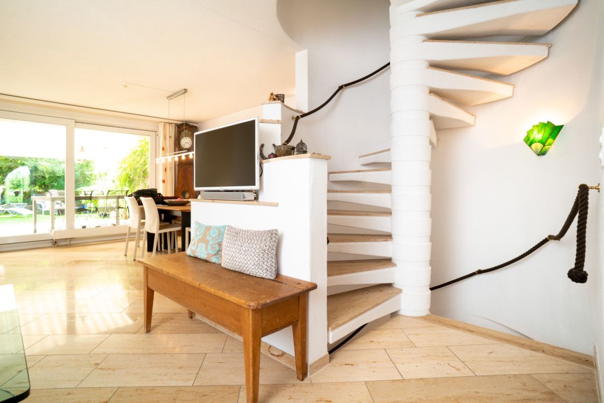 Heller Wohnbereich mit Wendeltreppe