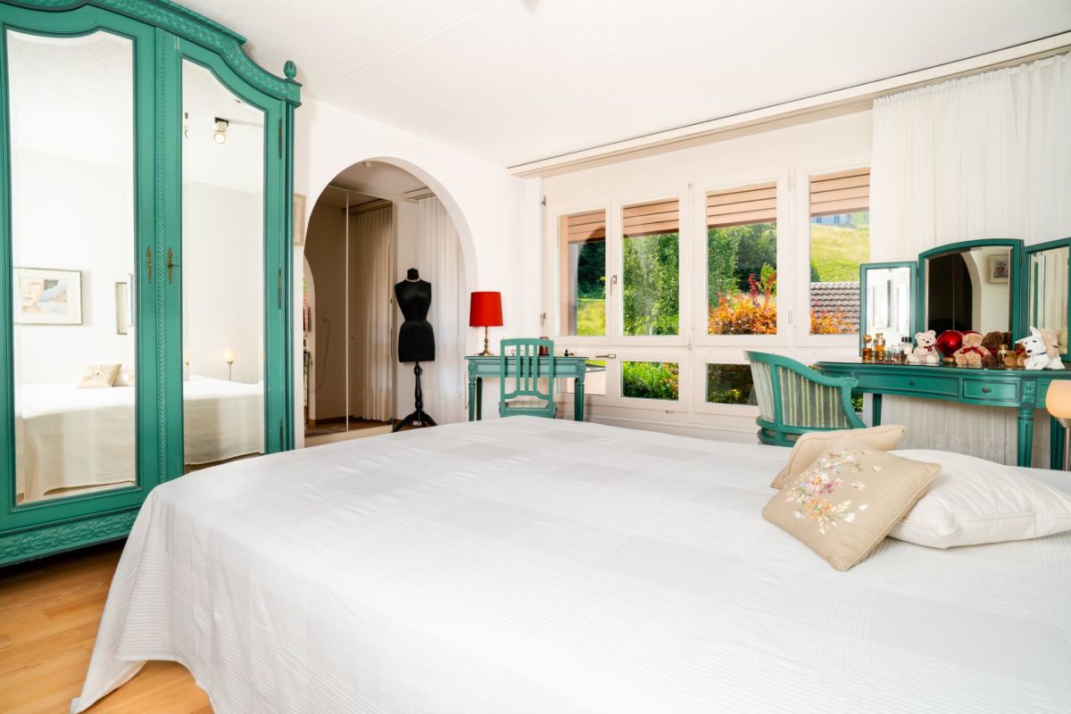 Schlafzimmer mit türkisfarbenen Möbeln