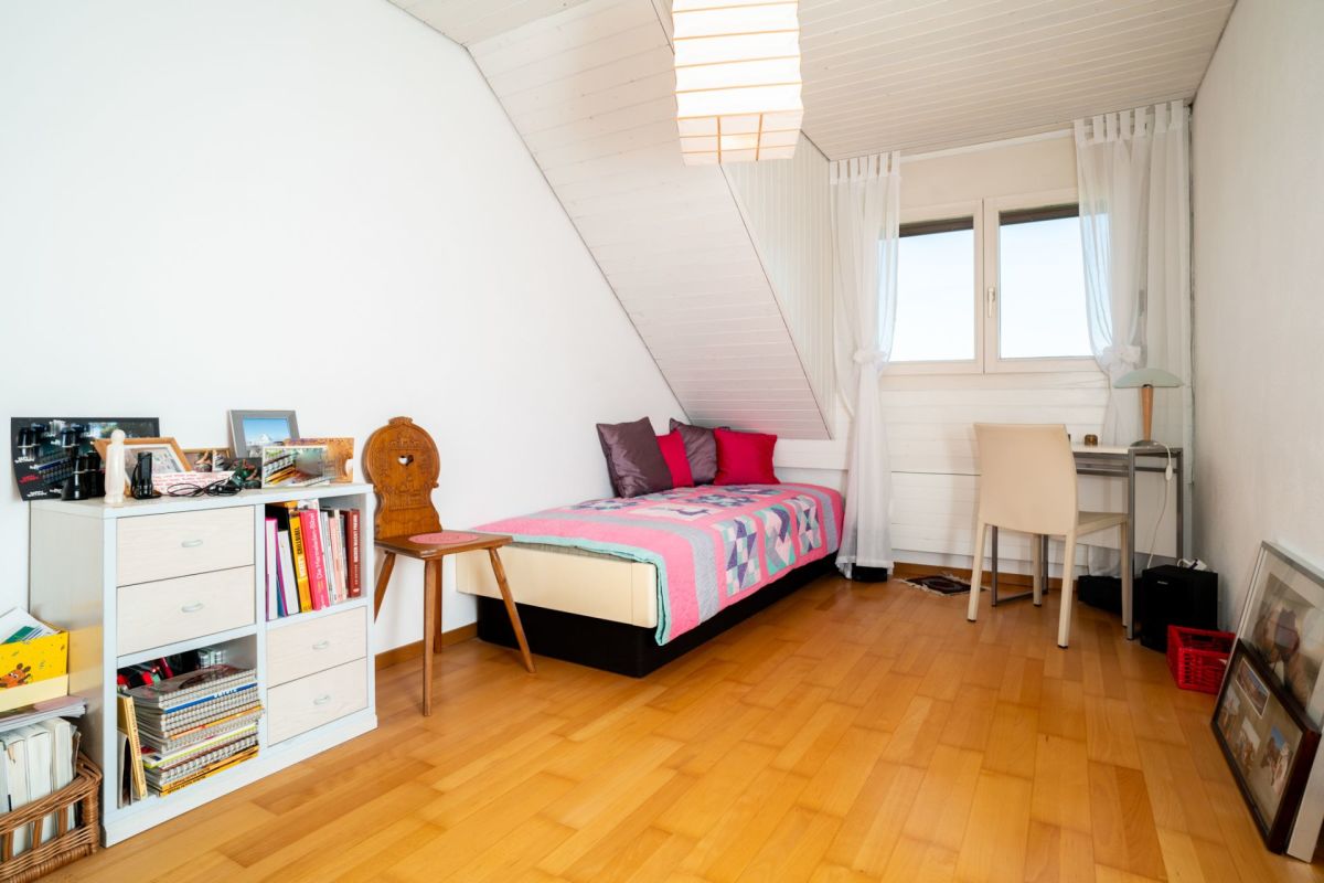 Schlafzimmer unterm Dach mit Arbeitsplatz