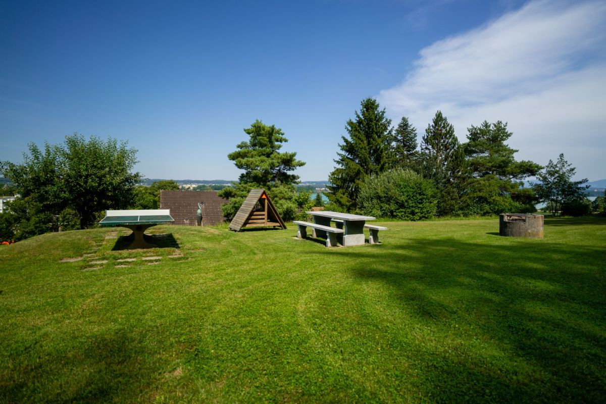 Großer Garten mit Blick ins Grüne