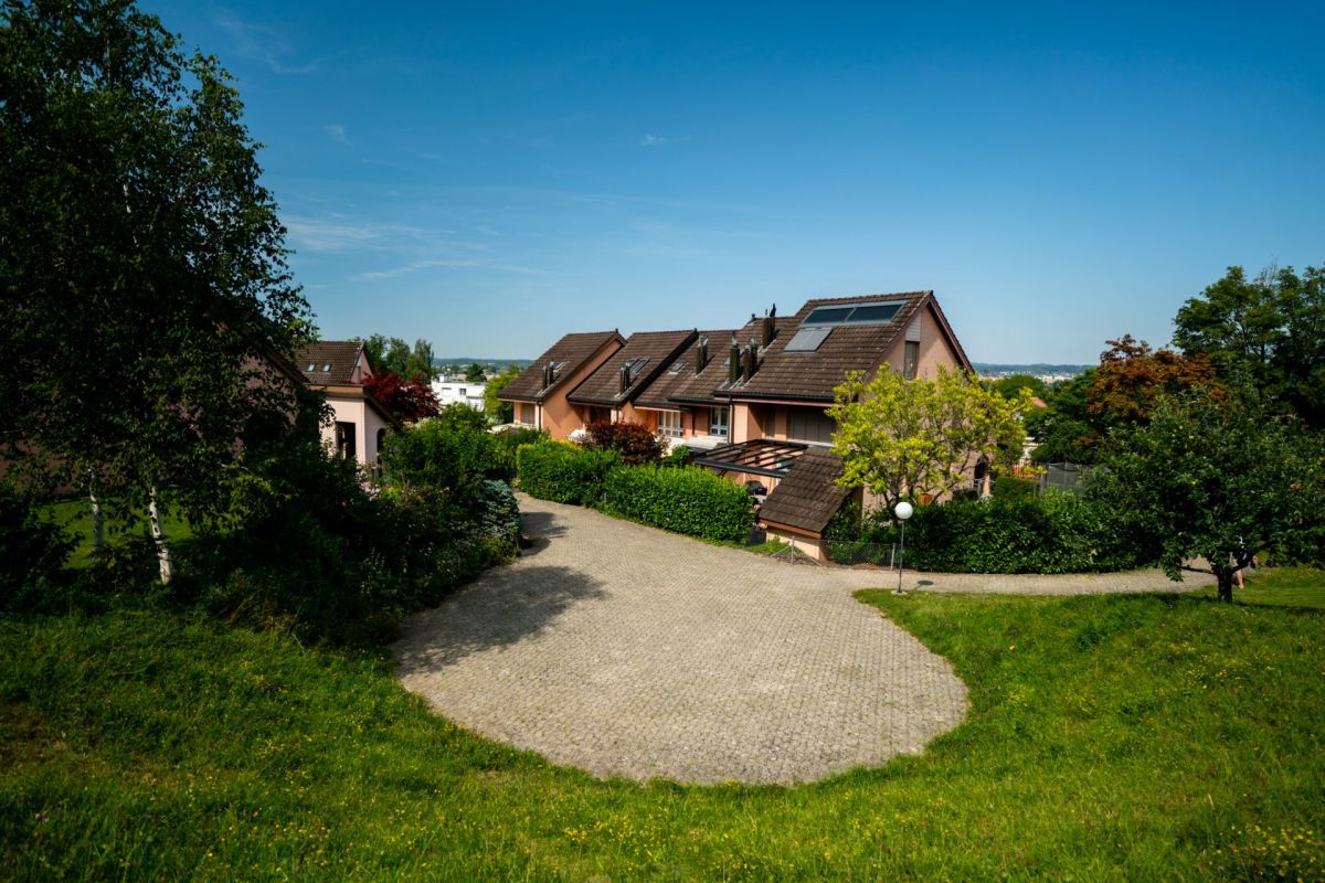 Wohnhäuser mit Zufahrt und Gartenansicht
