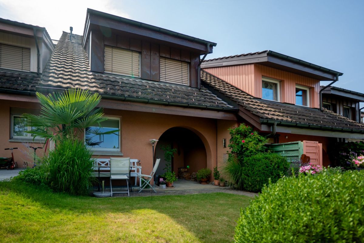 Wohnhaus mit Garten und überdachter Terrasse