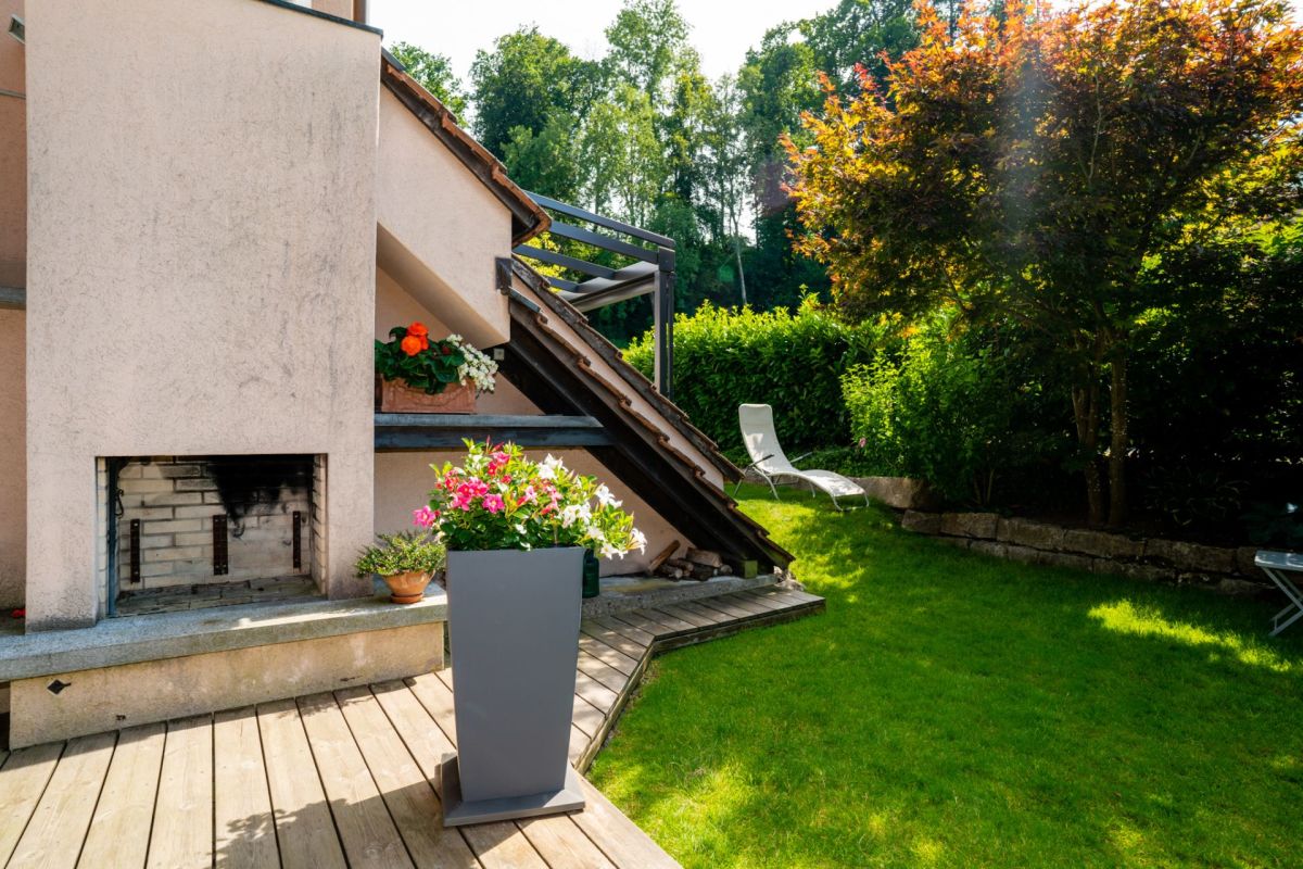 Garten mit Terrasse und Außenkamin