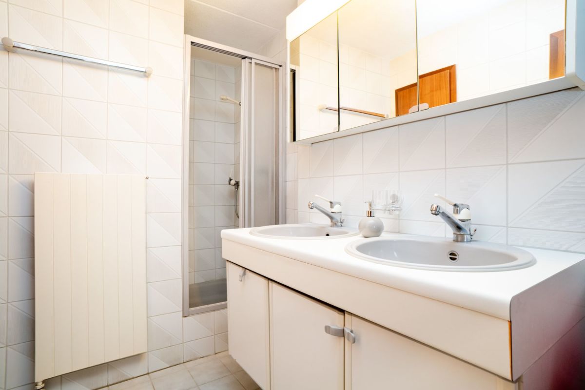 Modernes Badezimmer mit Doppelwaschbecken und Dusche