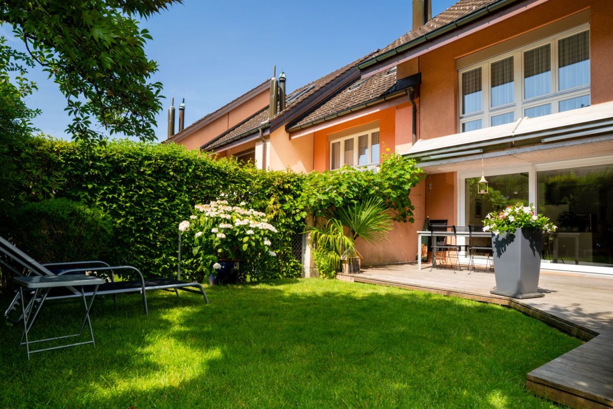 Gepflegter Garten mit Terrasse an einem Einfamilienhaus