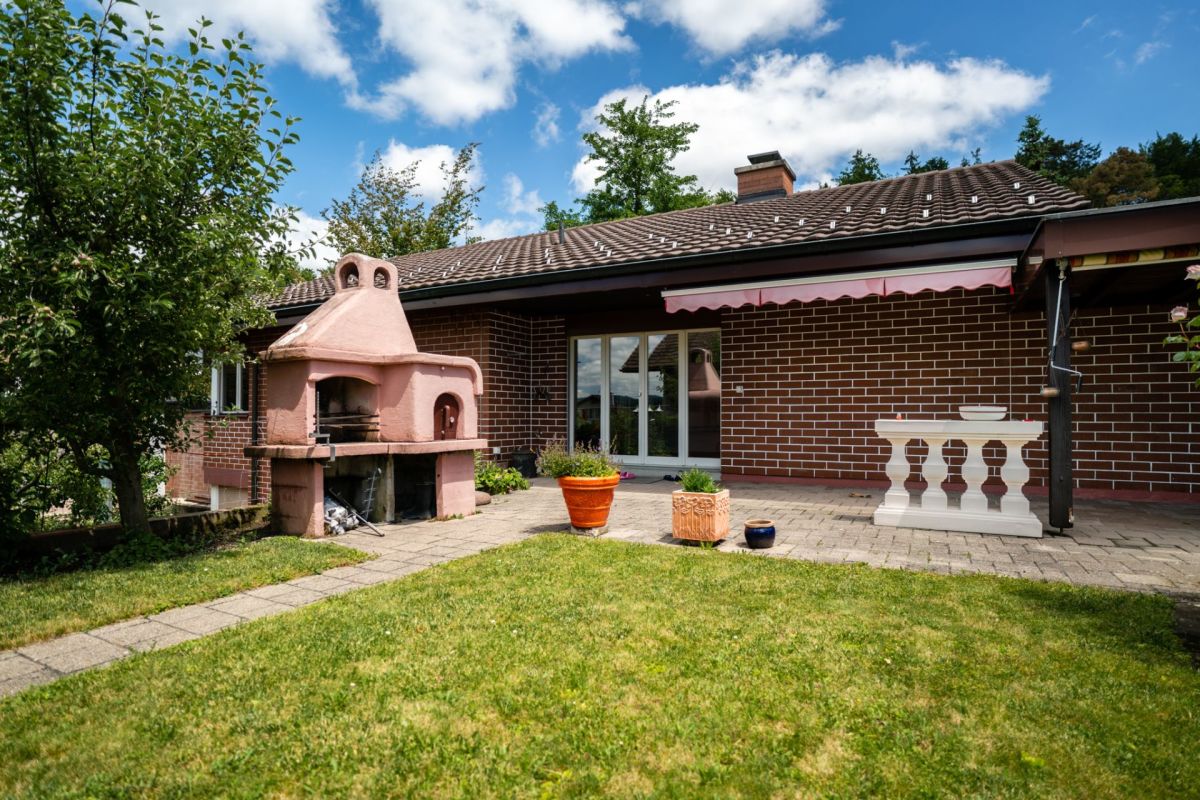 Terrasse mit Grill und Garten
